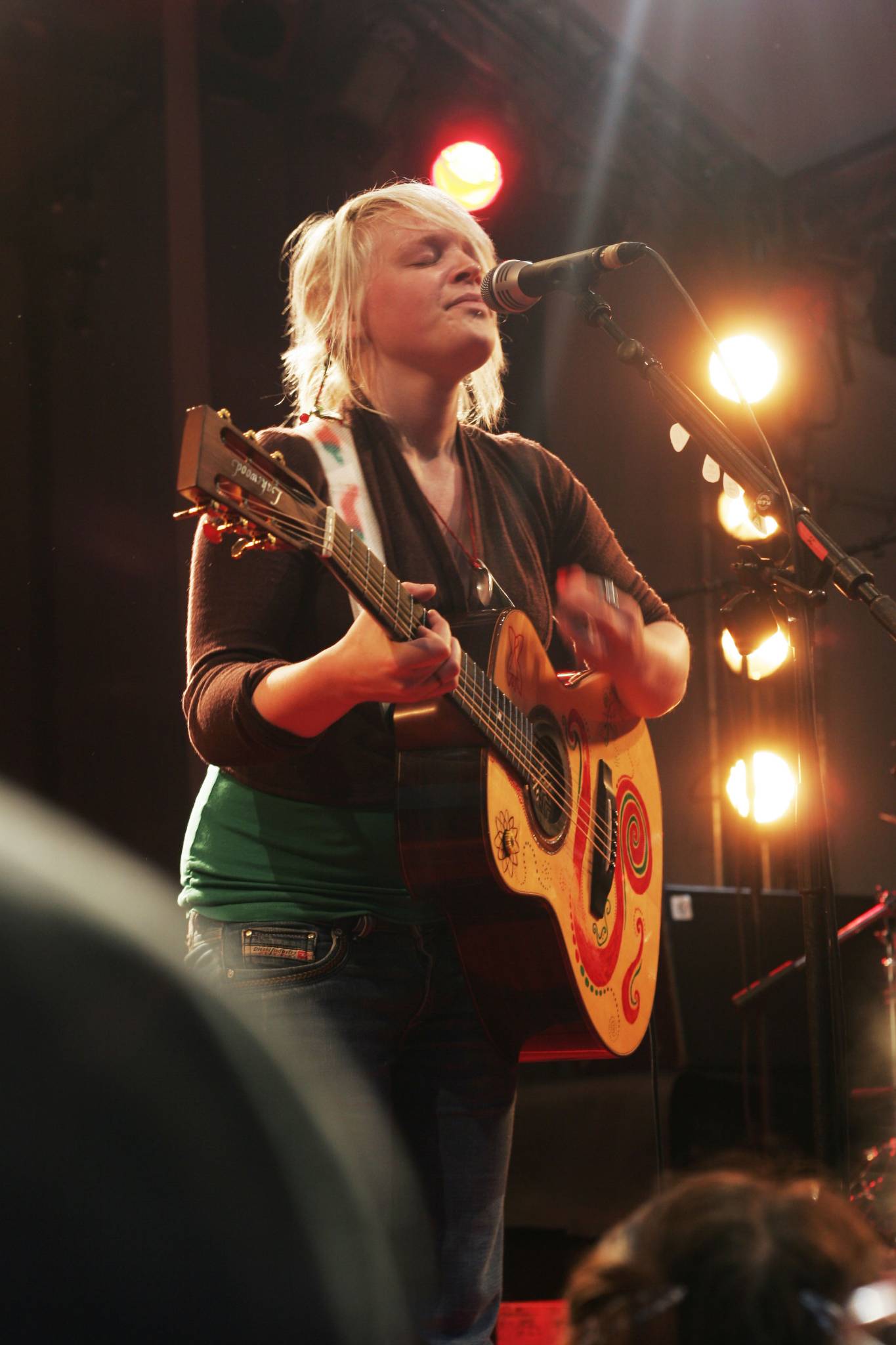 Linkshändige Gitarristin