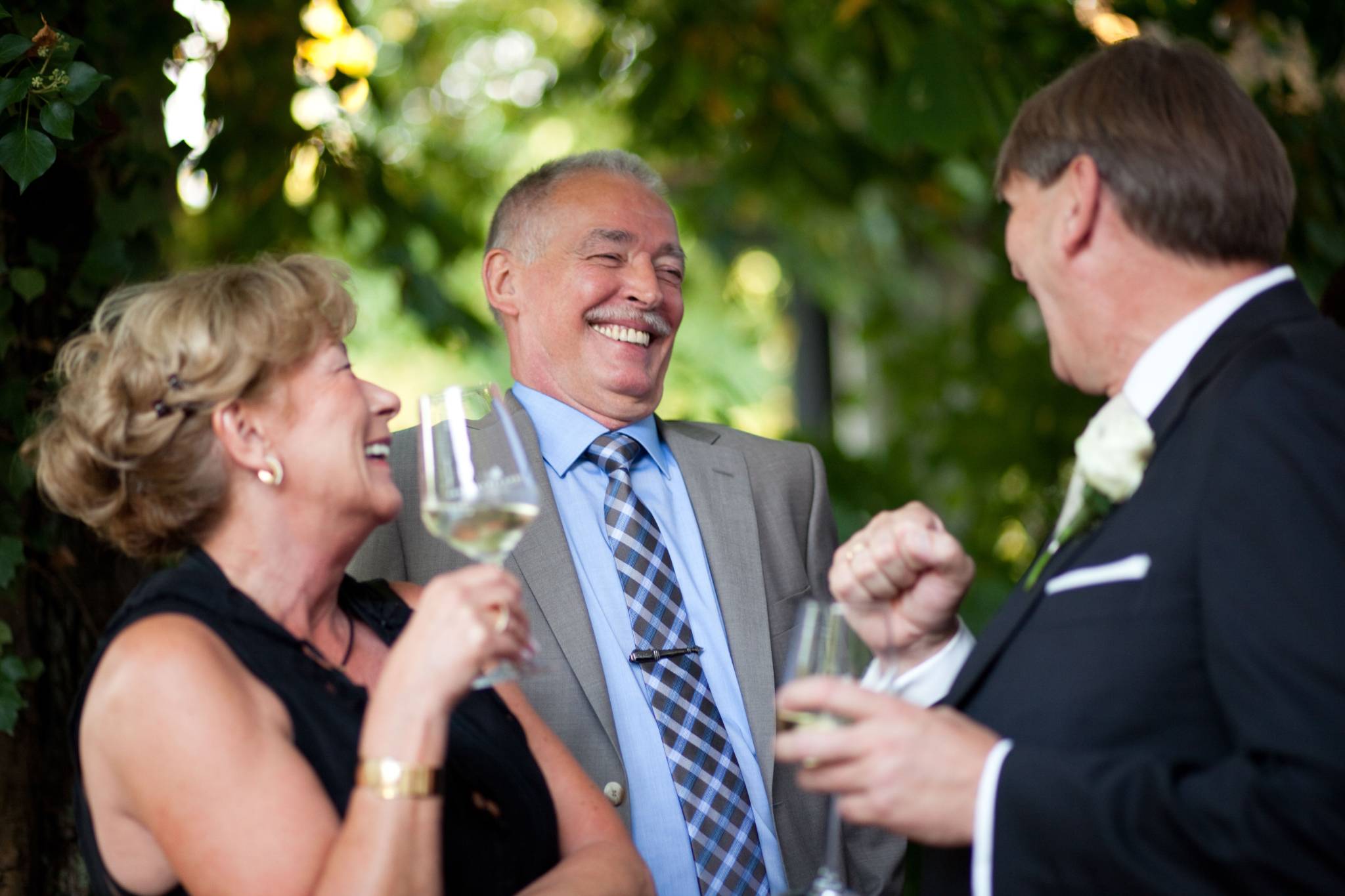 Hochzeitsgäste lachend