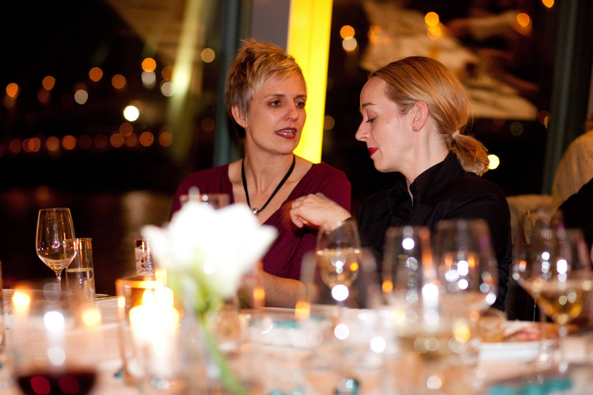 Zwei Redakteurinnen bei Tisch