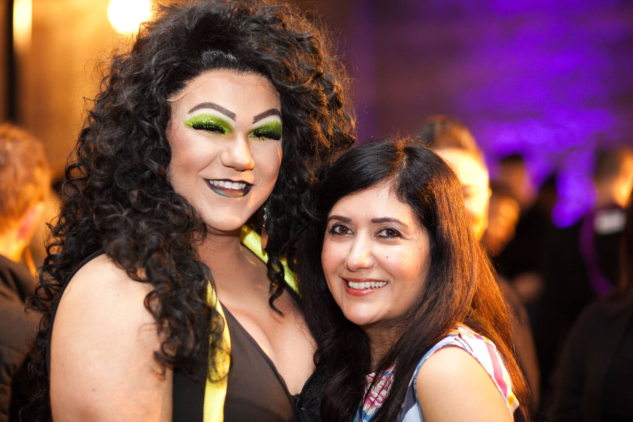 Drag Queen mit Leiterin des Mode Design College in Düsseldorf