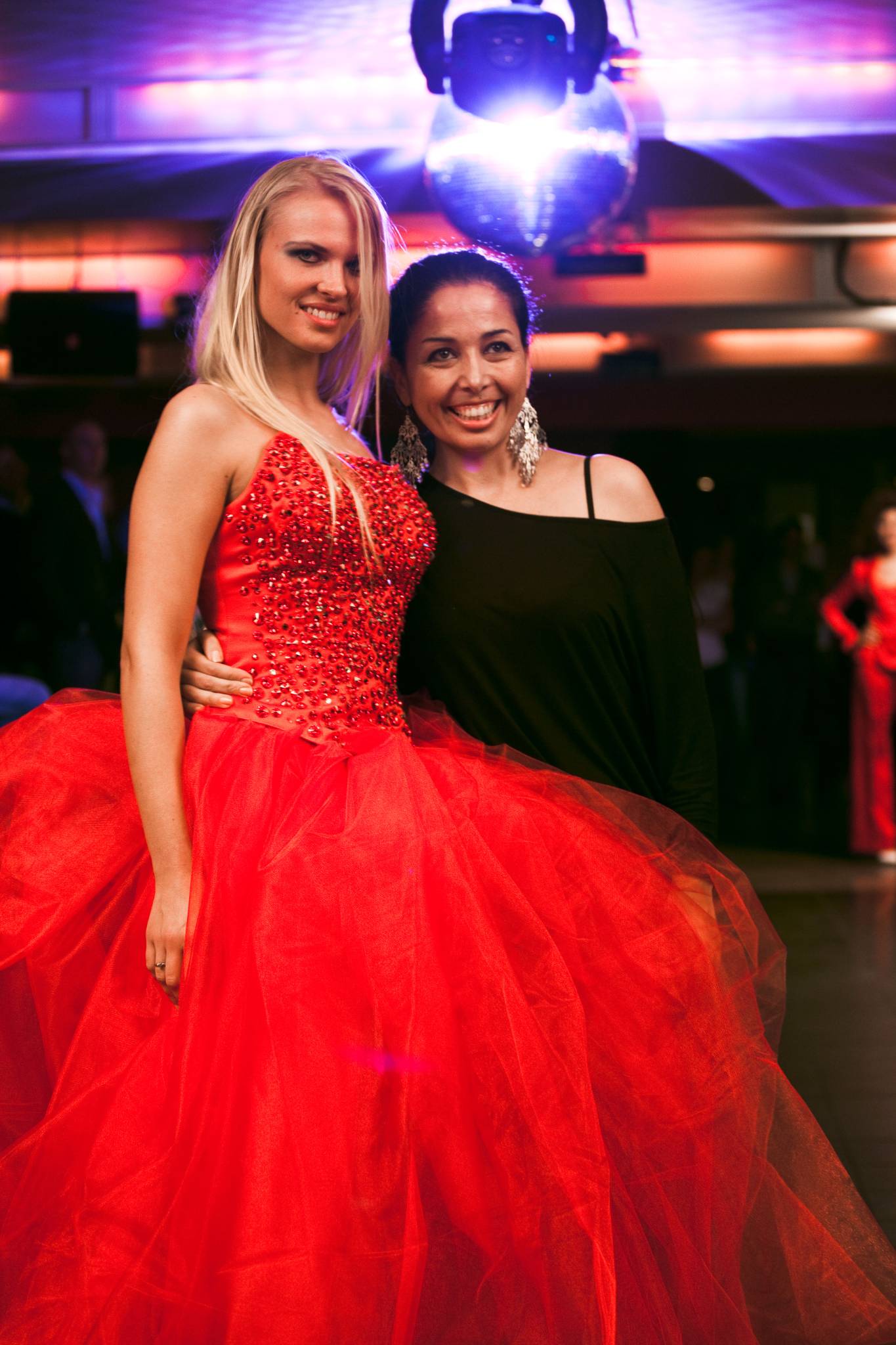 Modedesignerin und Model bei Fashion Show