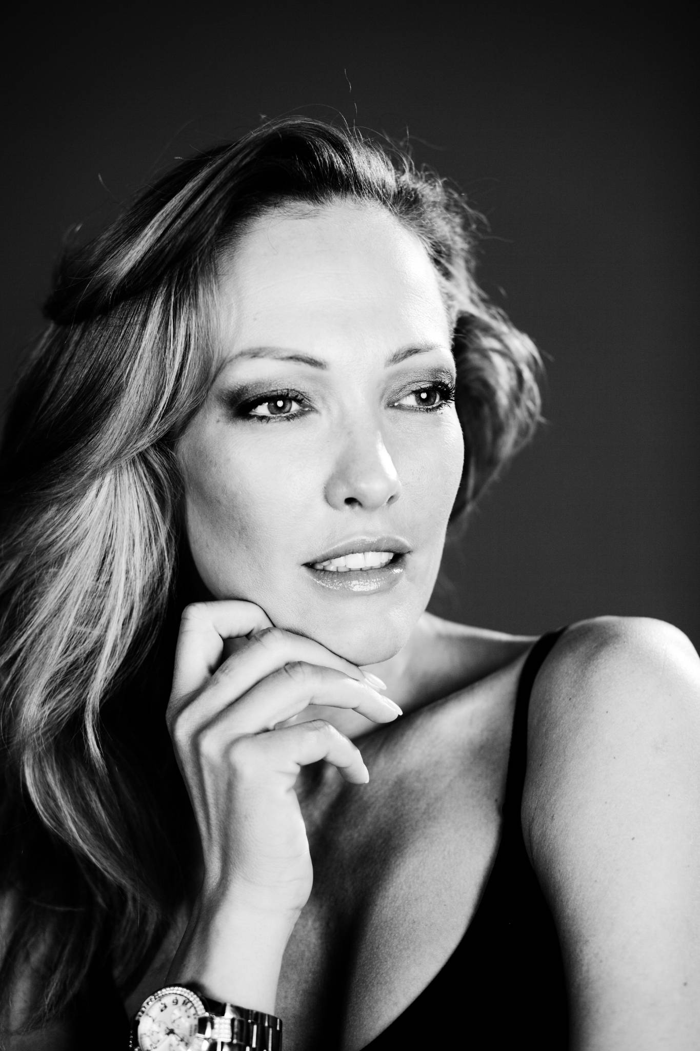 Model Portrait Hand am Kinn