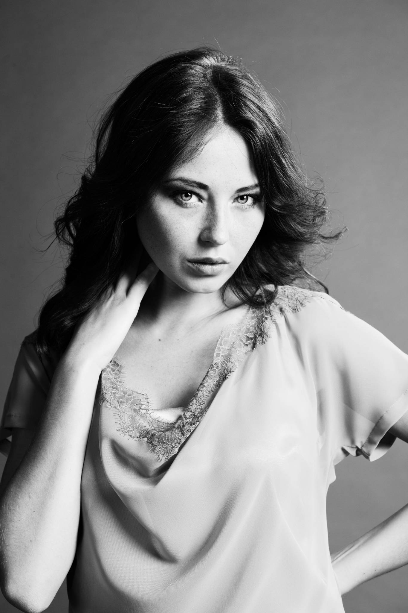 Model Portrait Hand am Nacken