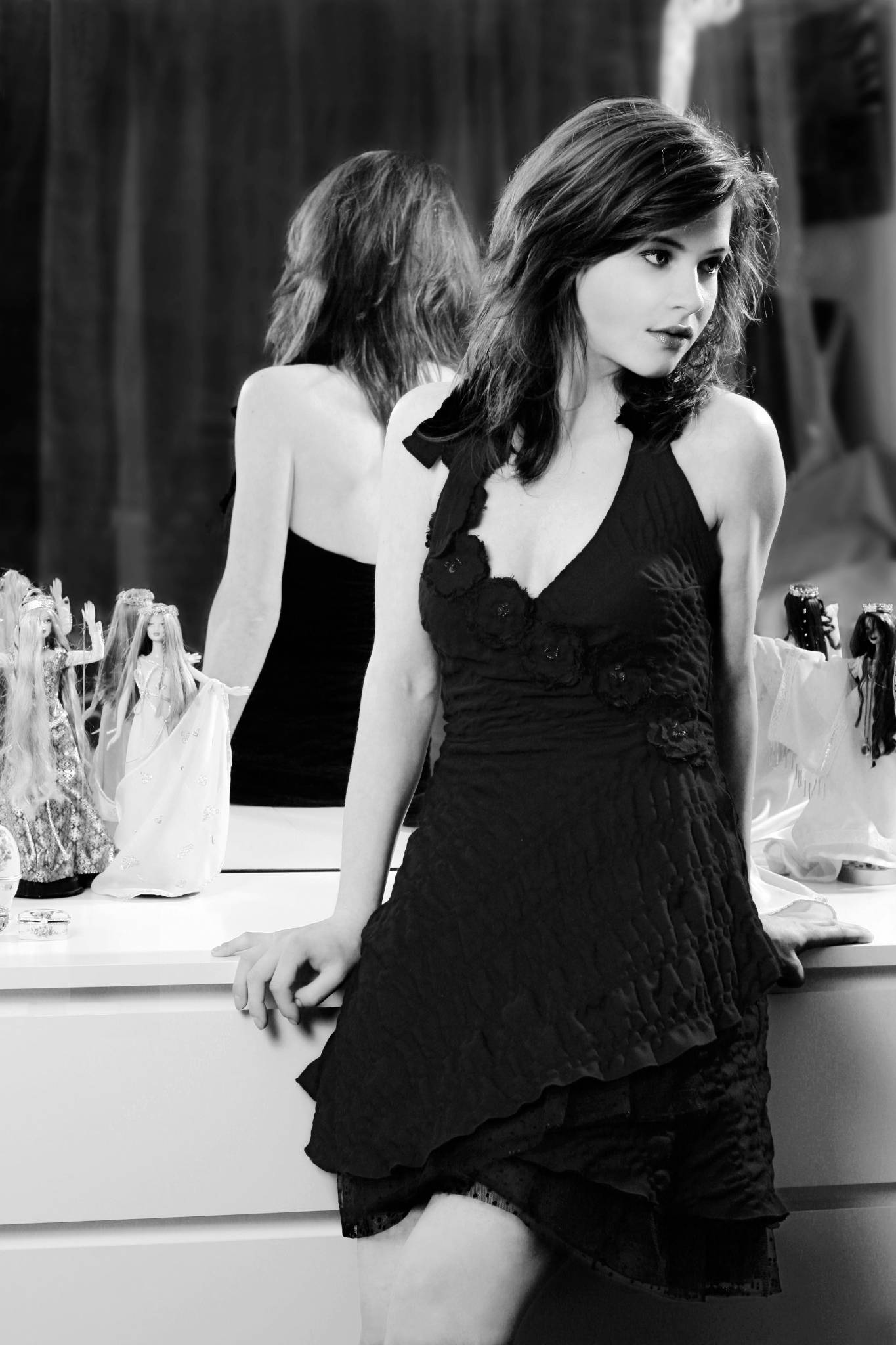 Junge Frau im Wickelkleid, Kommode