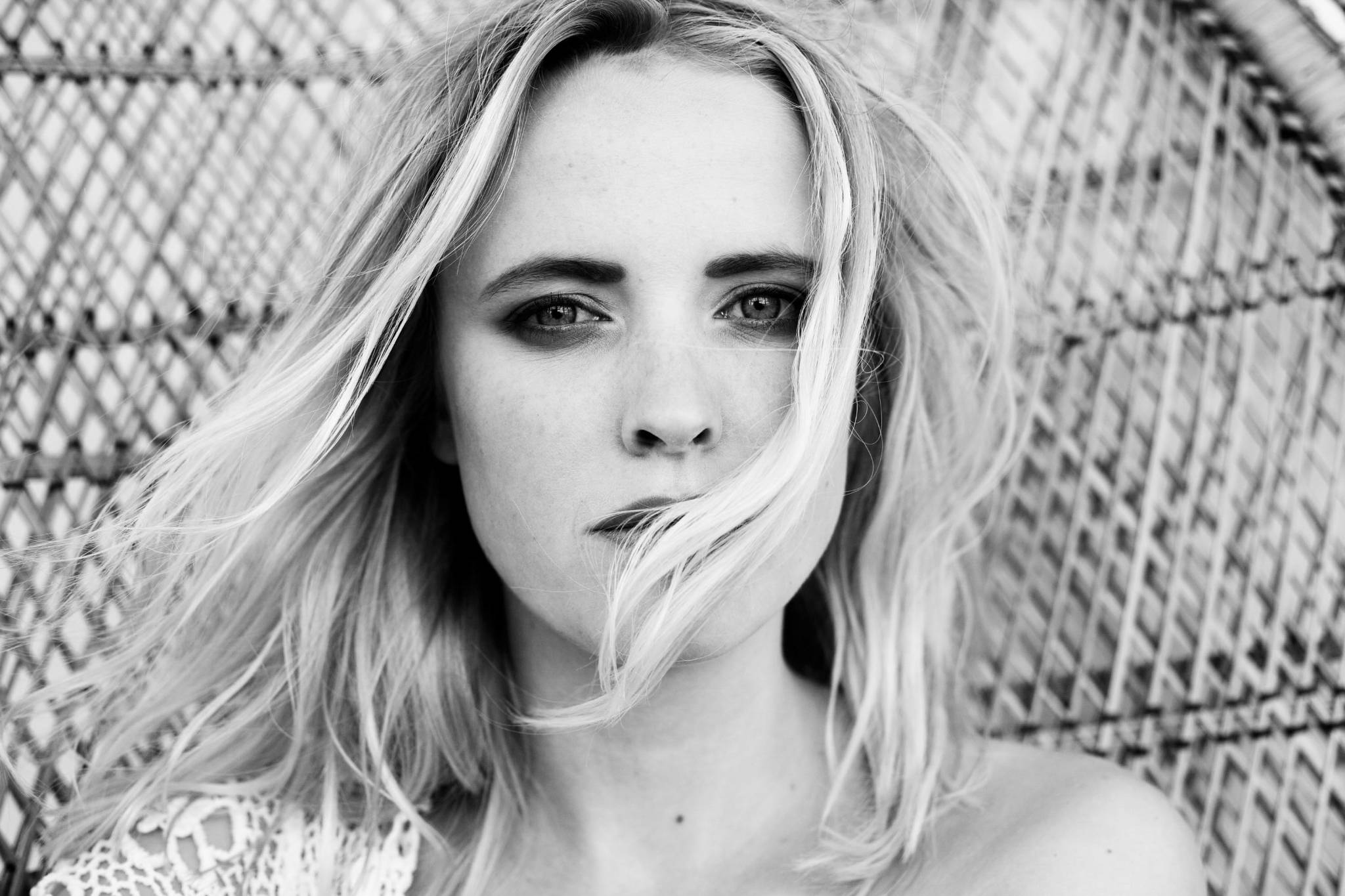 Portrait Model mit Haarsträhne im Gesicht