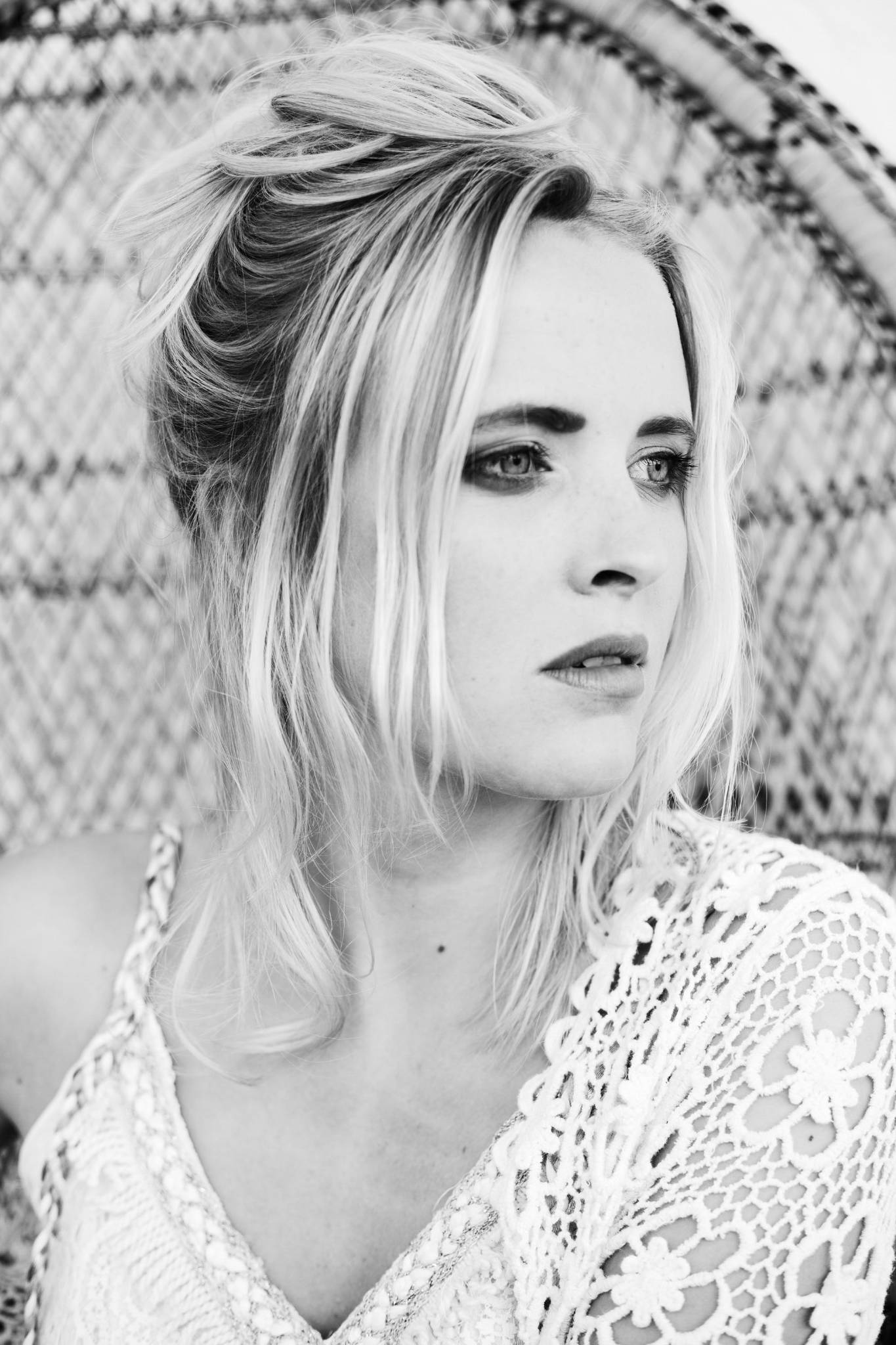 Modefoto, Model-Portrait, Korbstuhl