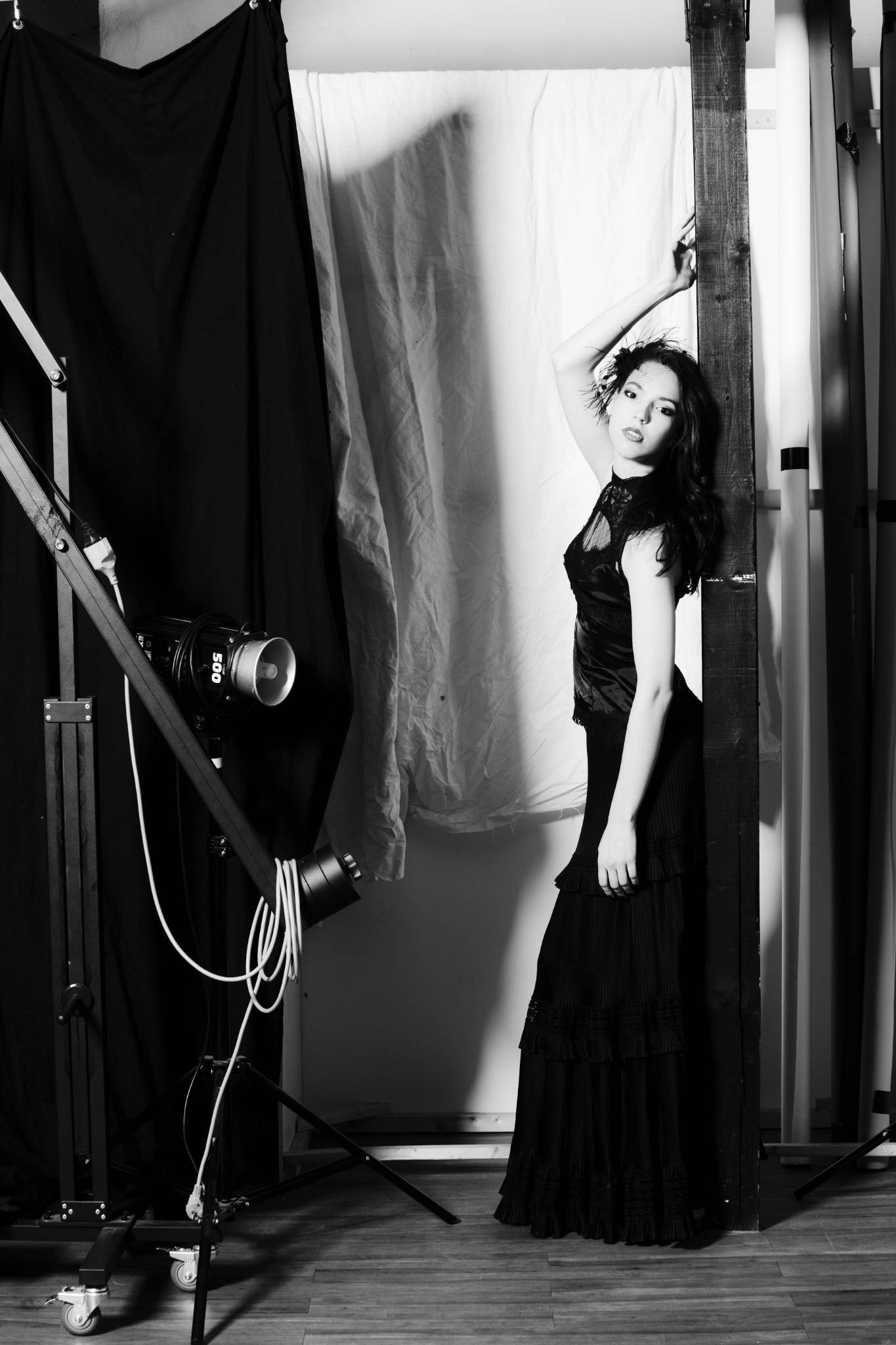 Frau, schwarzes Kleid, Backstage Kulisse