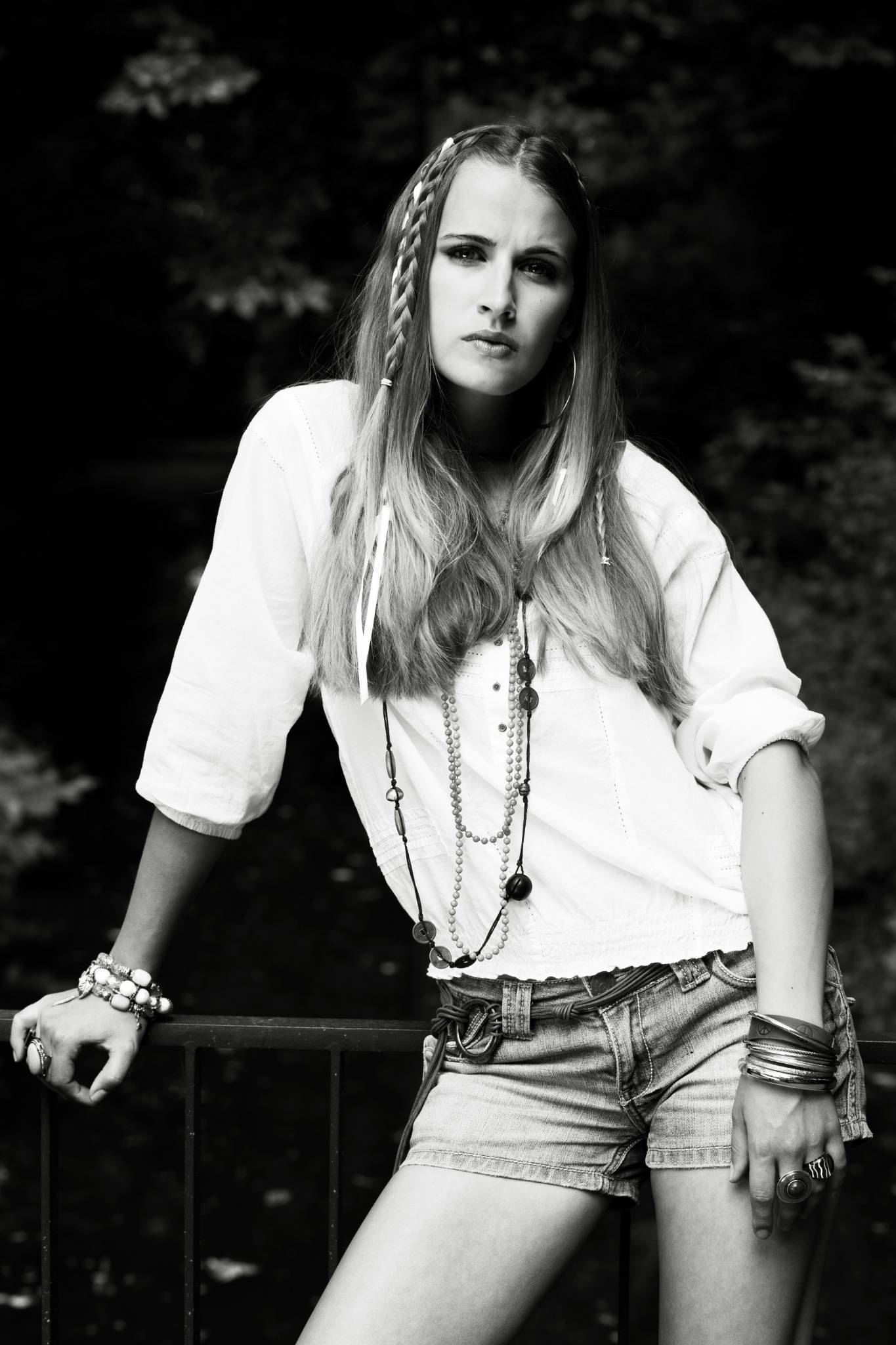 Frau im 70ties-Look lässig stehend