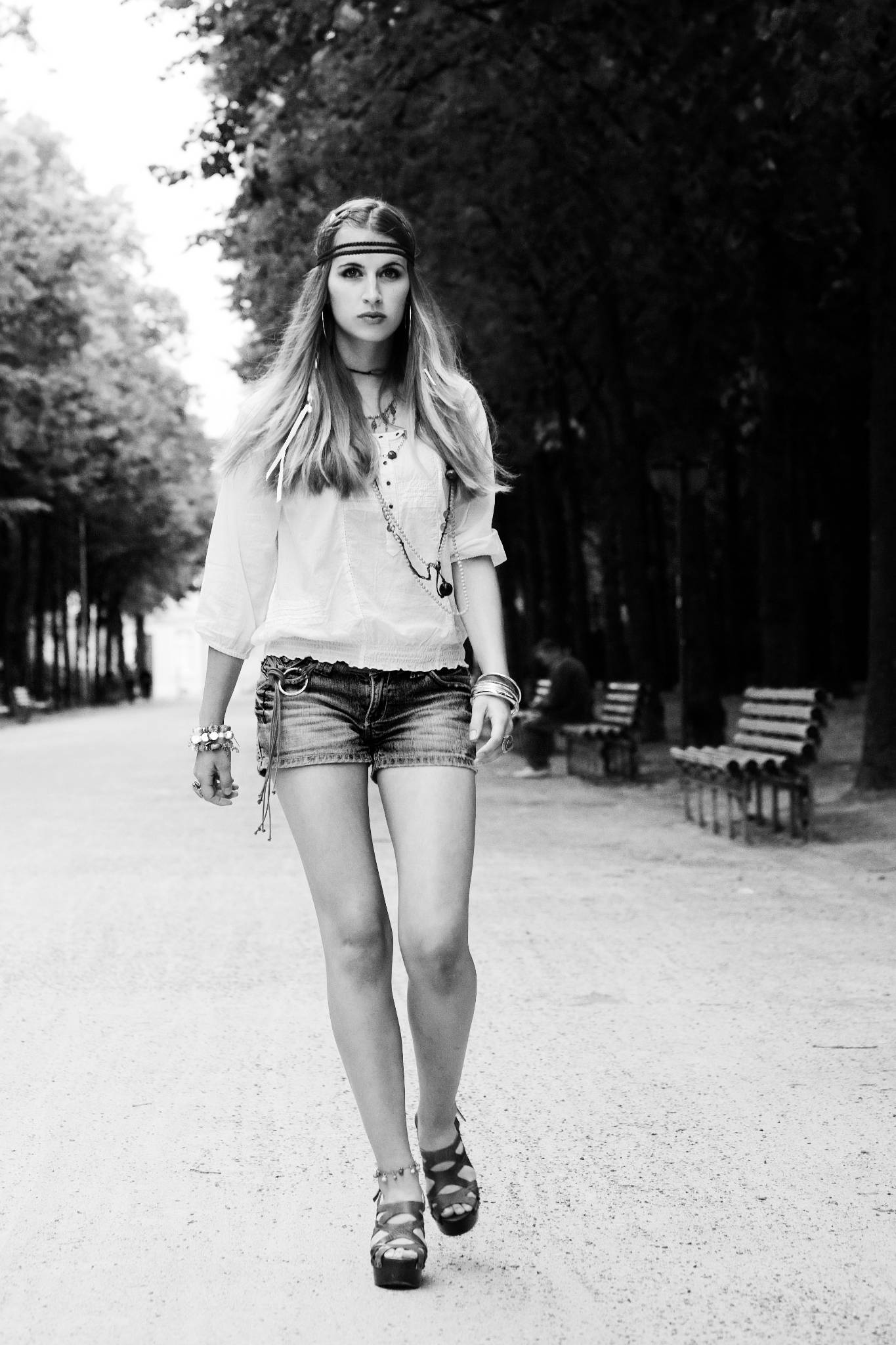 Model im 70ties Look gehend