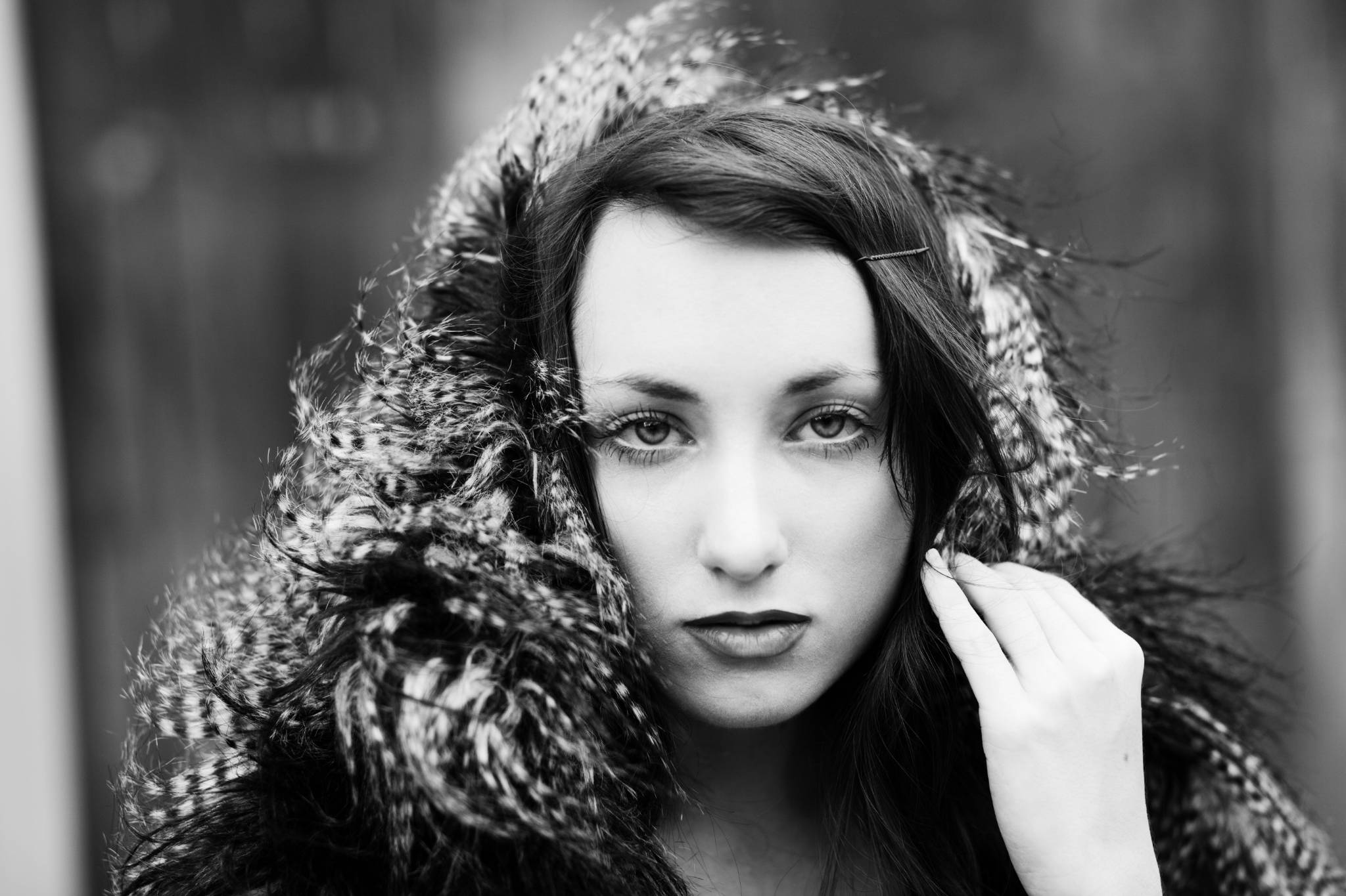 Portrait von Frau mit Federbolero