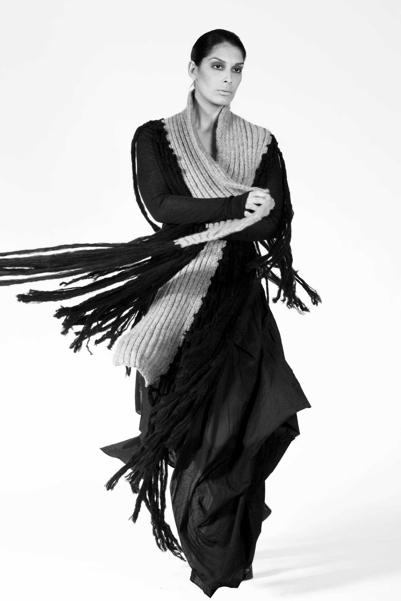 Frau gehend im schwarzen Kleid, Schal