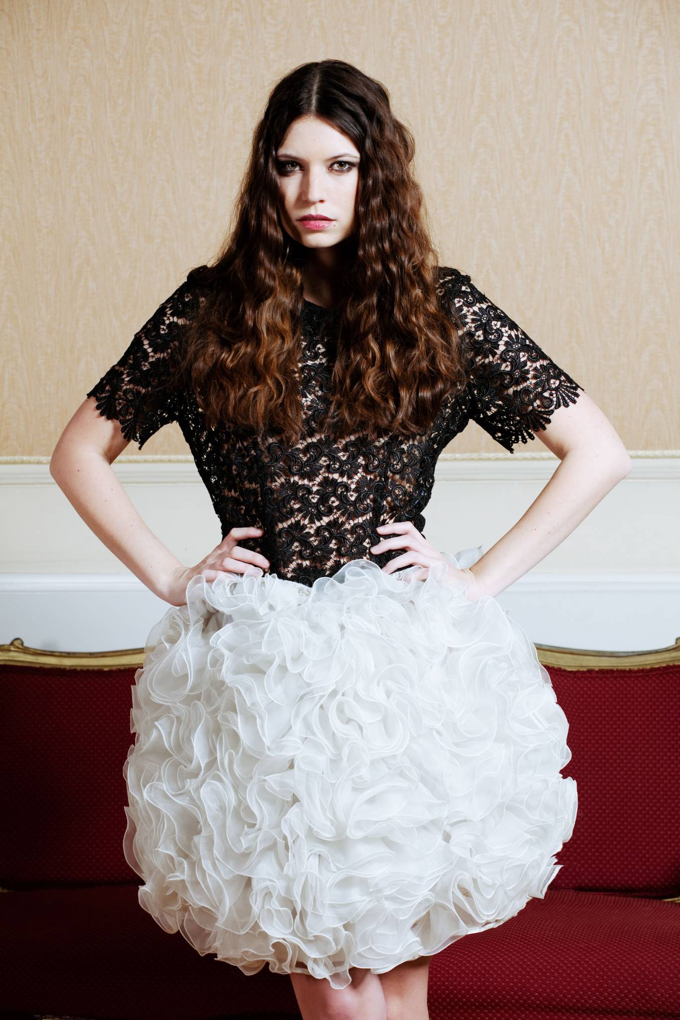 Frau im Kreisrock und schwarzem Spitzenbolero