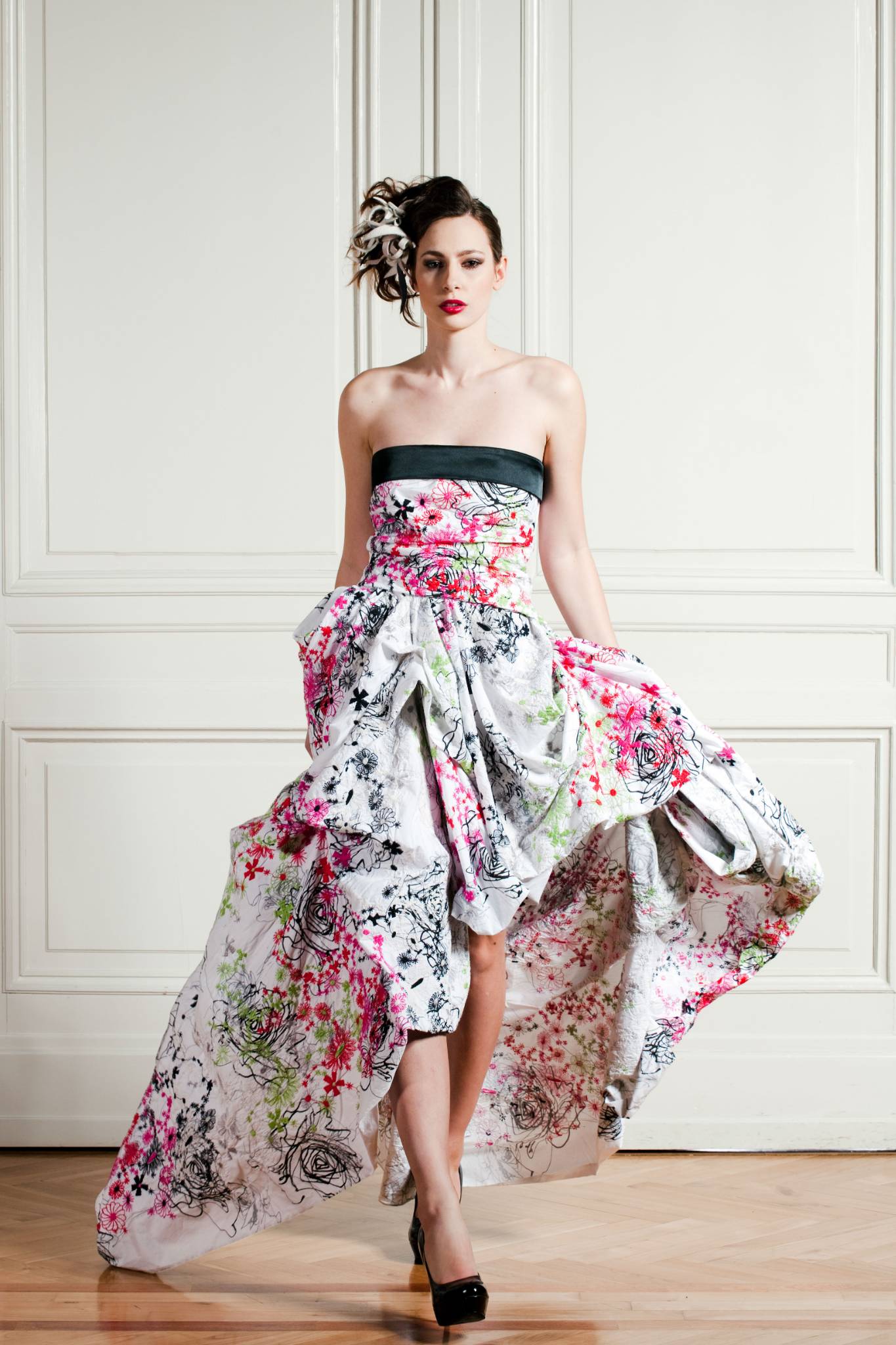 Frau gehend, Ballkleid Baumwolle