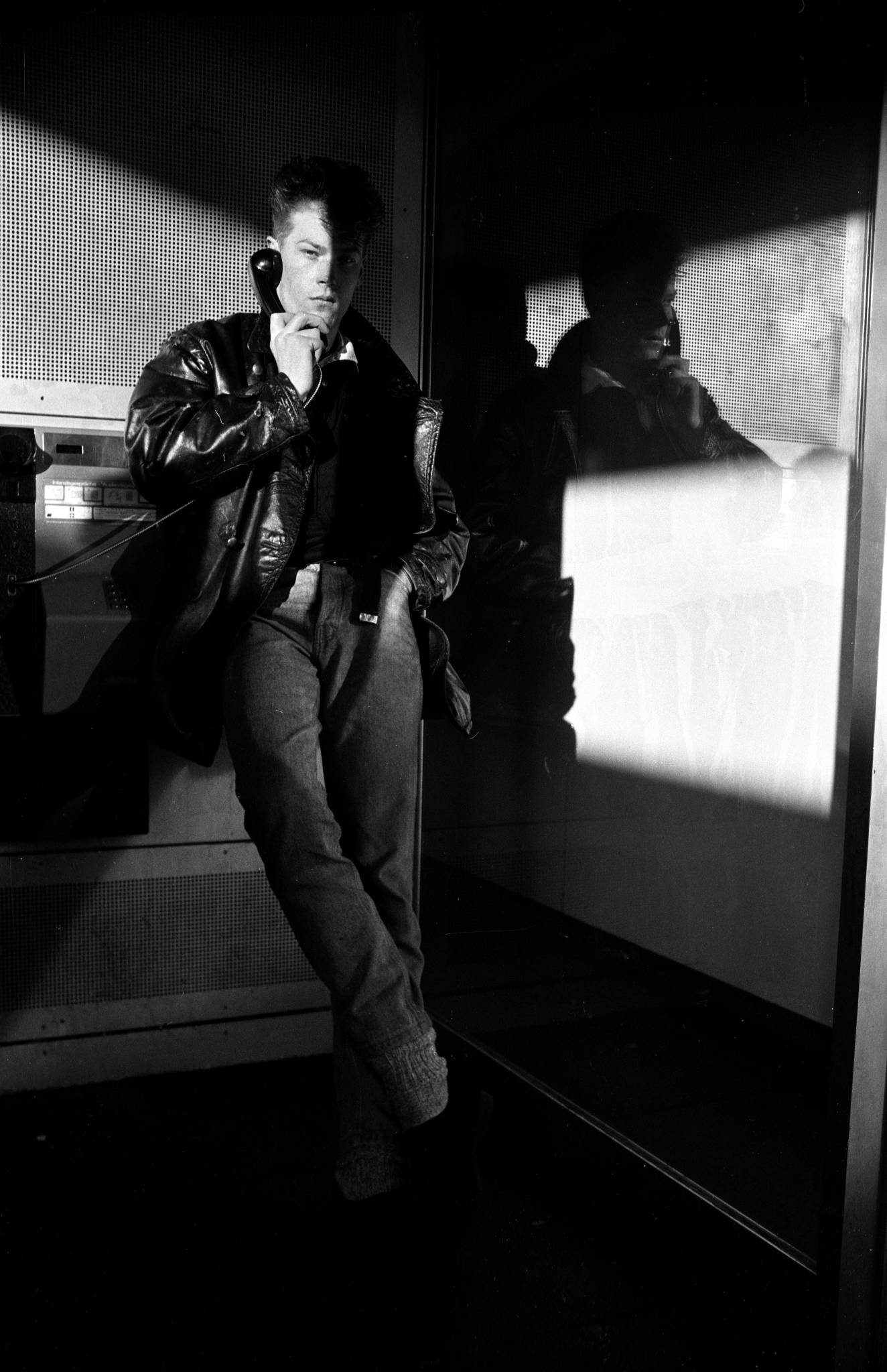 Mann in Telefonzelle