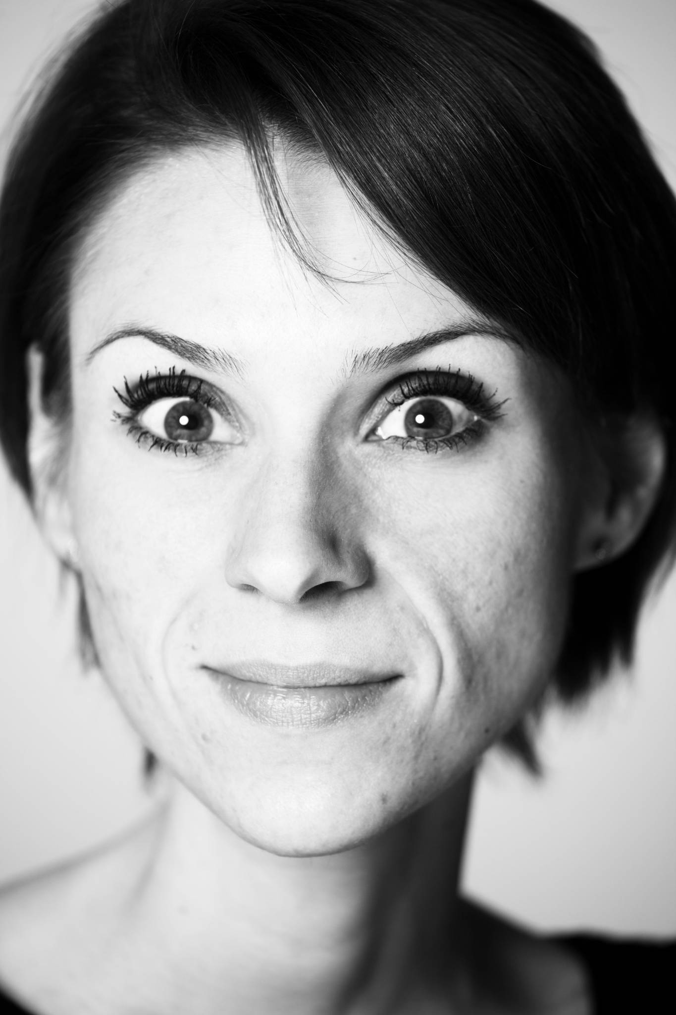 Frau, kurze Haare, weit offene Augen