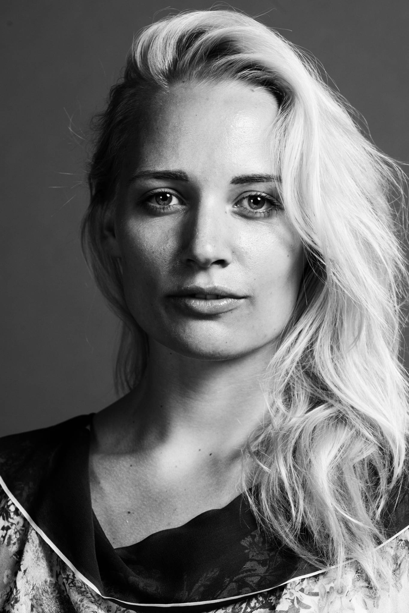 Studio Portrait Frau hellblond