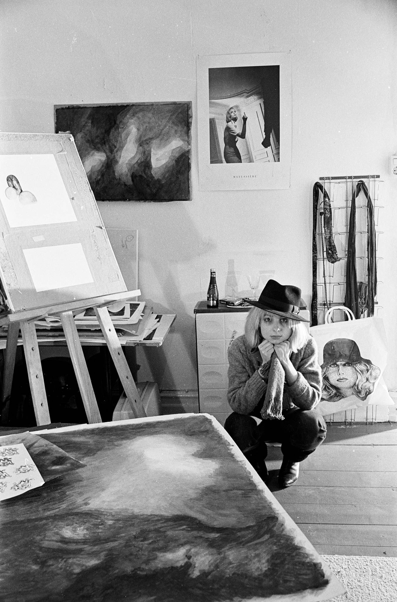 Frau mit Hut vor Gemälden, Künstlerportrait