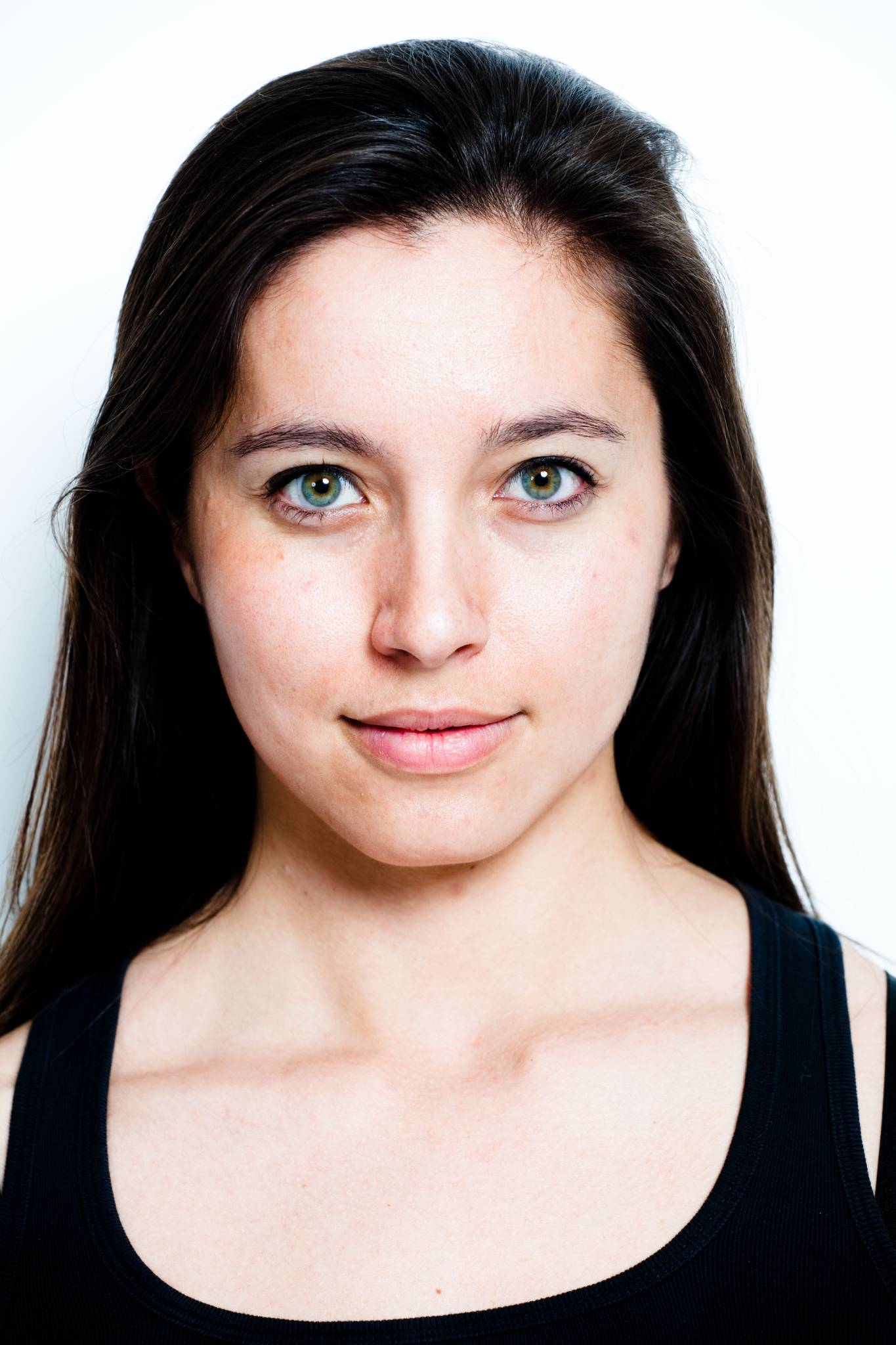 junge Frau mit grünlauen Augen, natürliches Portrait