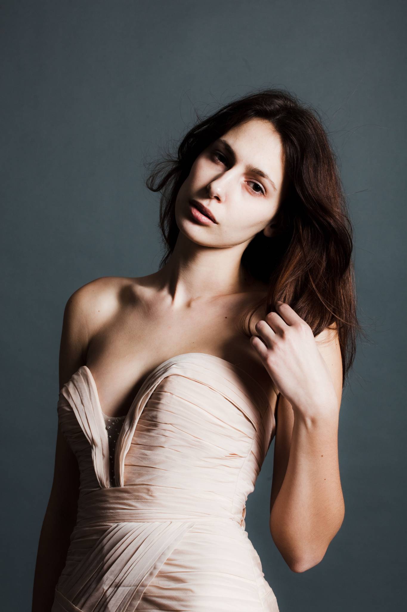 Junges Model im Kleid, Pose
