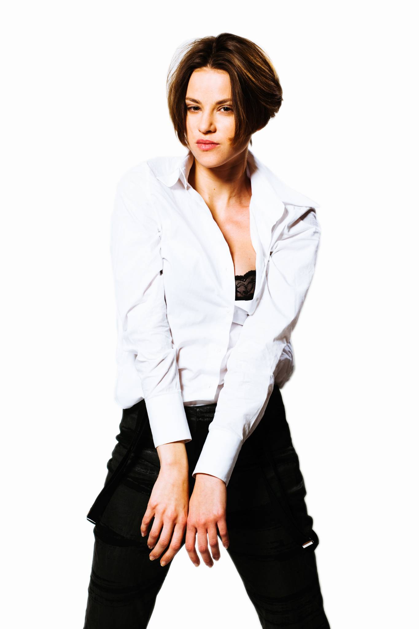 Frau mit kurzen Haaren und offenen Hemd, posing